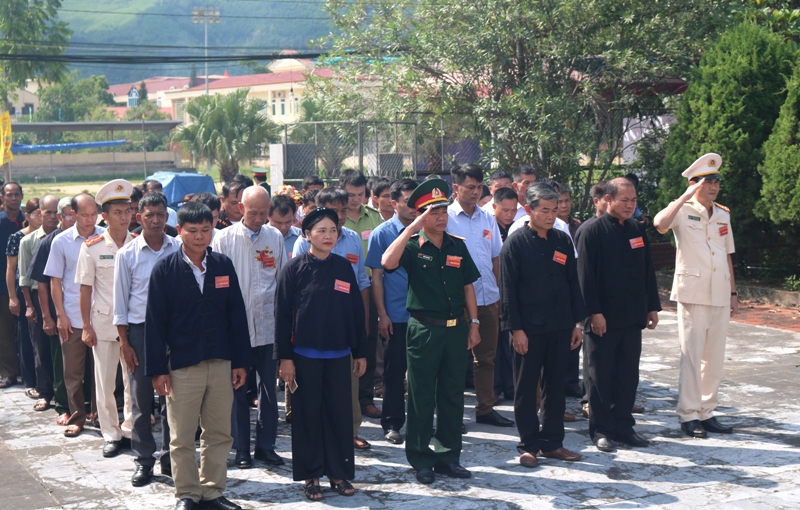 Đoàn đại biểu Đại hội dân tộc thiểu số huyện Sơn Động dâng hương Đài tưởng niệm các Anh hùng liệt sỹ