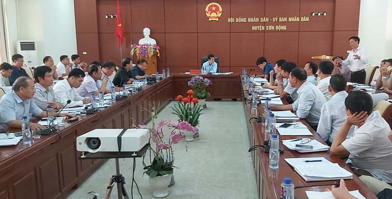 Chủ tịch UBND huyện Nguyễn Quang Ngạn giao ban với chủ tịch UBND các xã, thị trấn.
