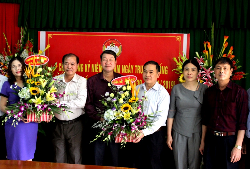 Phó chủ tịch Thường trực UBND huyện Giáp Văn Tâm chúc mừng Ngày truyền thống Mặt trận Tổ quốc Việt Nam