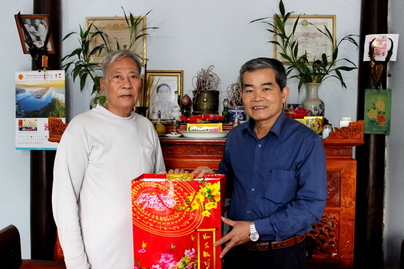 Đồng chí Hoàng Mi Ca thăm, chúc Tết đồng chí Lã Thanh Vượng, nguyên Phó bí thư Huyện uỷ và tặng quà gia đình chính sách