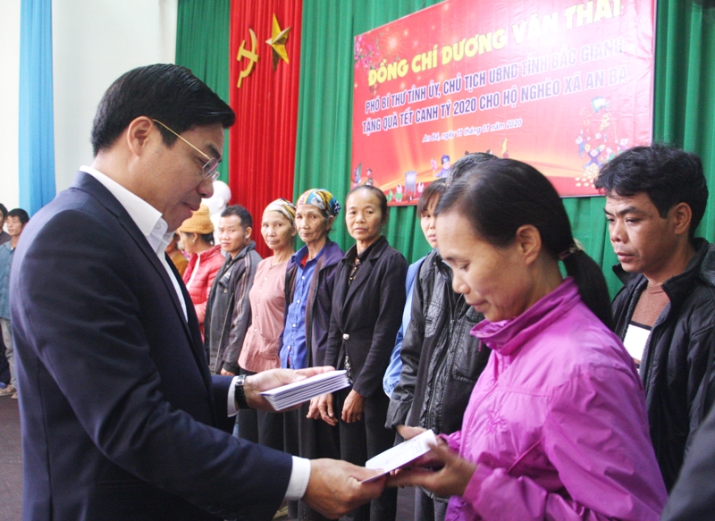 Đồng chí Dương Văn Thái, Chủ tịch UBND tỉnh thăm, tặng quà Tết hộ nghèo Sơn Động
