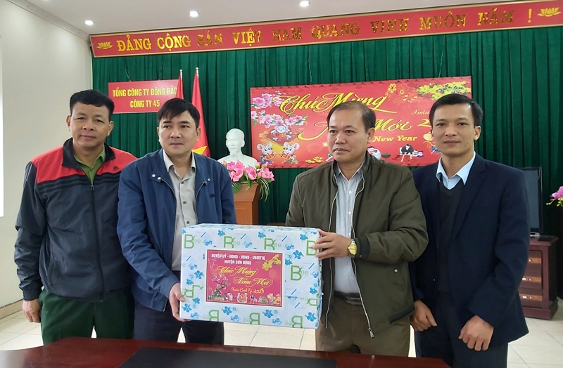 Phó chủ tịch Thường trực UBND huyện Giáp Văn Tâm thăm chúc tết các doanh nghiệp, đơn vị và tặng quà Tết cho gia đình chính sách