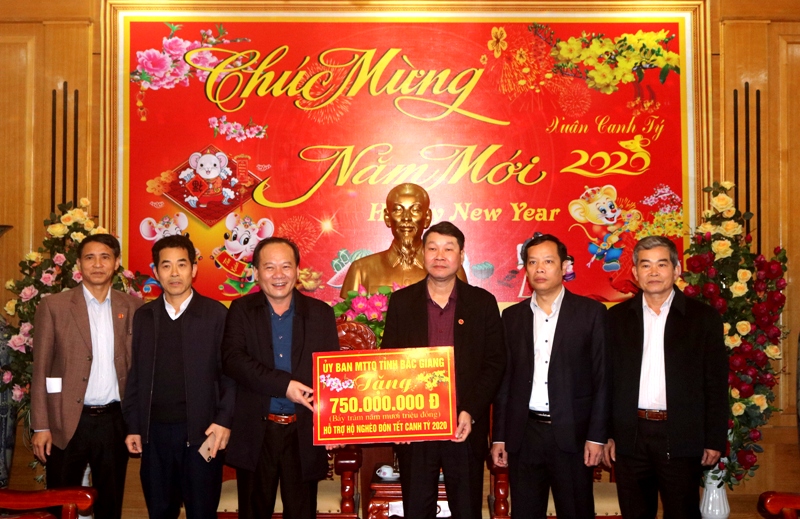 Đồng chí Trần Công Thắng, Ủy viên Ban Thường vụ Tỉnh ủy, Chủ tịch Ủy ban MTTQ tỉnh trao quà Tết cho hộ nghèo Sơn Động.