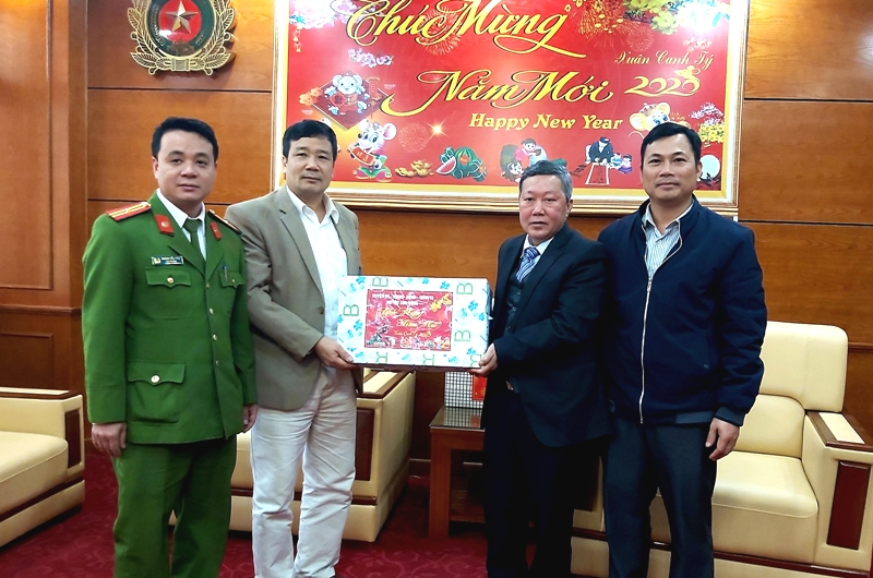 Phó chủ tịch HĐND huyện Nguyễn Văn Hùng thăm chúc Tết Công an huyện và Trung đoàn 462