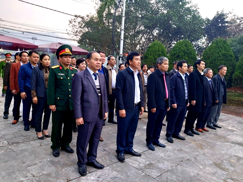 Lãnh đạo huyện viếng Đài tưởng niệm Liệt sỹ nhân dịp Tết Nguyên đán Canh Tý 2020