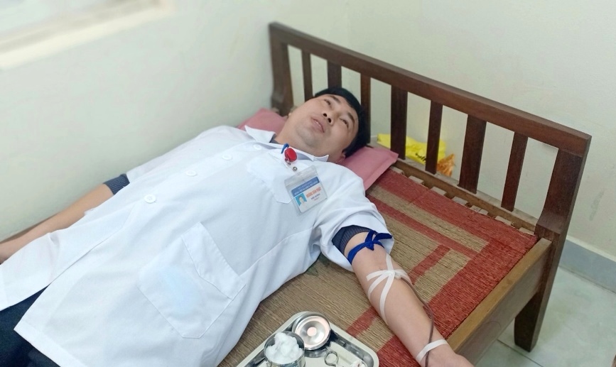 Cán bộ, y bác sỹ Trung tâm Y tế Sơn Động hiến máu cứu sống hai bệnh nhân