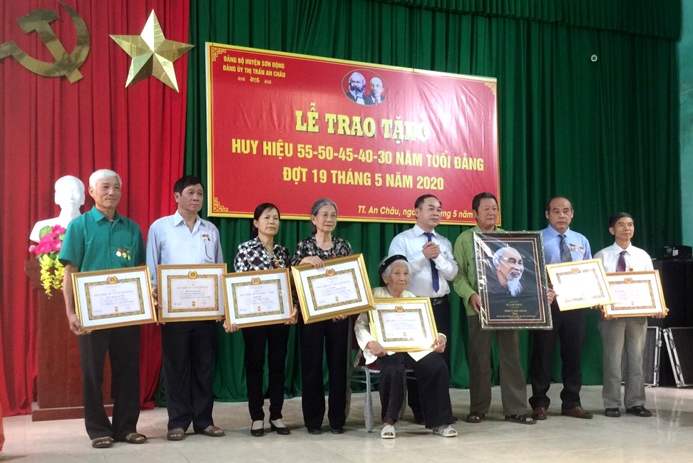 Trưởng Ban Tổ chức Huyên uỷ Đỗ Văn Cầm trao Huy hiệu Đảng cho đảng viên Đảng bộ thị trấn An Châu