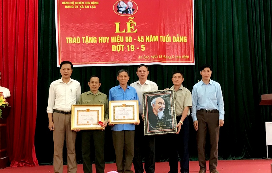 Sơn Động có 29 đảng viên được trao Huy hiệu Đảng nhân dịp sinh nhật Bác