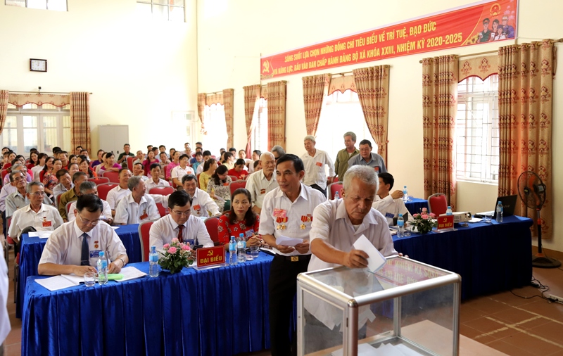 11 đồng chí được bầu vào Ban Chấp hành Đảng bộ xã An Bá. Ông Nguyễn Thanh Tùng được bầu giữ chức Bí thư Đảng uỷ.