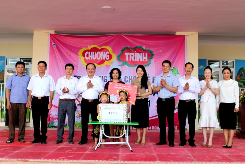 Chủ tịch Ủy ban MTTQ tỉnh Trần Công Thắng thăm, tặng quà Trường Mầm non Hoa Sữa.