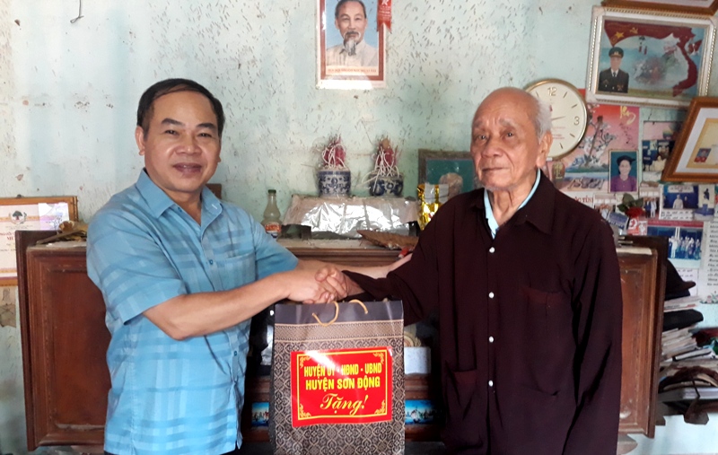 Các đồng chí lãnh đạo huyện Sơn Động tặng quà Người cao tuổi