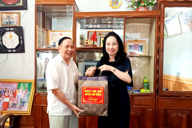 Phó chủ tịch UBND huyện Tống Thị Hương Giang tặng quà người cao tuổi