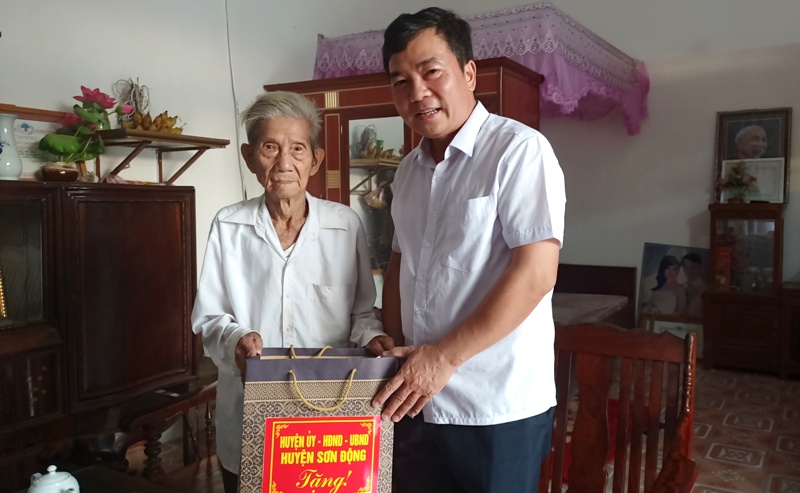 Đồng chí Hoàng Văn Trọng, Chủ tịch UBND huyện tặng quà người cao tuổi xã Yên Định
