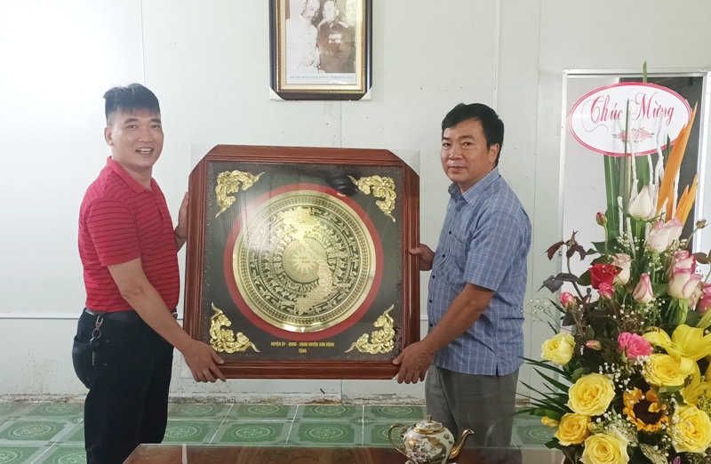 Đồng chí Hoàng Văn Trọng, Chủ tịch UBND huyện thăm chúc mừng các doanh nghiệp nhân ngày Doanh nhân Việt nam