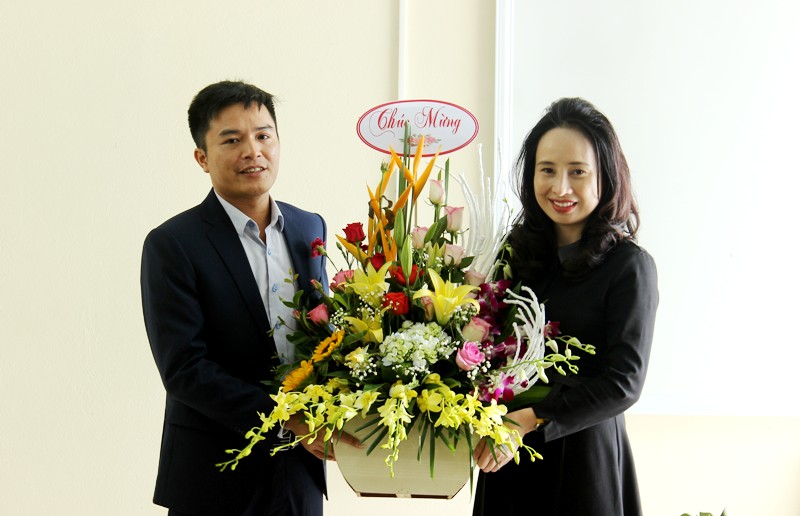 Phó Chủ tịch UBND huyện Tống Thị Hương Giang thăm chúc mừng Doanh nghiệp nhân Ngày doanh nhân Việt Nam