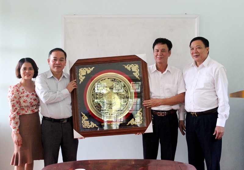Đồng chí Đỗ Văn Cầm thăm tặng hoa chúc mừng doanh nghiệp nhân ngày Doanh nhân Việt Nam