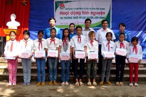 Chi đoàn Sở Nội vụ Bắc Giang tặng quà học sinh nghèo xã An Lạc