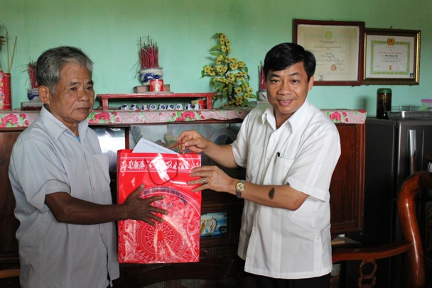 Phó Chủ tịch UBND tỉnh Dương Văn Thái tặng quà 27/7 cho 2 đối tượng chính sách tiêu biểu tại Sơn Động
