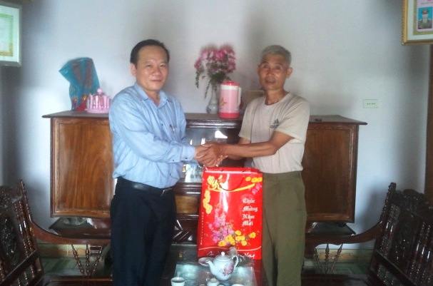 Bí thư Huyện ủy Trần Công Thắng tặng quà gia đình chính sách
