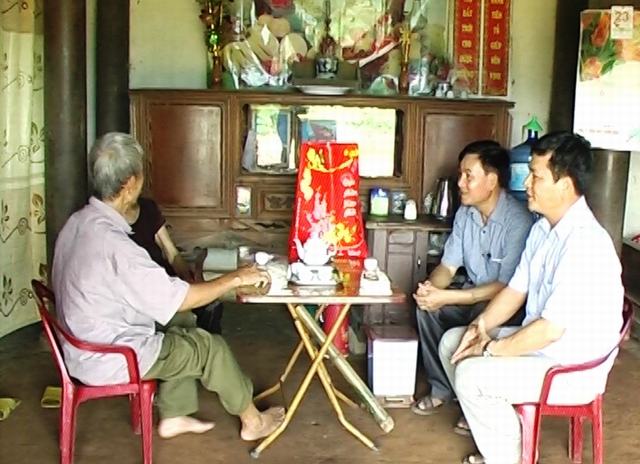 Phó Chủ tịch TT UBND huyện Nguyễn Việt Ước tặng quà gia đình chính sách tại Thị trấn Thanh Sơn