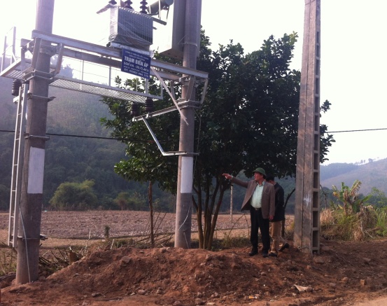 Bí thư Huyện ủy Trần Công Thắng kiểm tra công trình cấp điện nông thôn Thạch Sơn