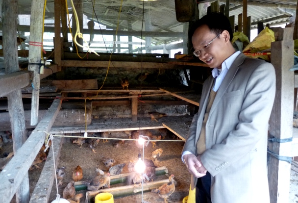 Phó Chủ tịch UBND huyện Phạm Văn Thịnh kiểm tra 1 số mô hình sản xuất tại xã Tuấn Đạo