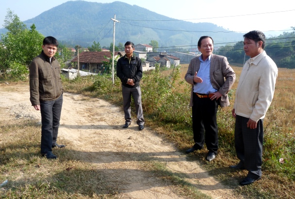 Bí thư Huyện ủy Trần Công Thắng làm việc với lãnh đạo xã Vân Sơn