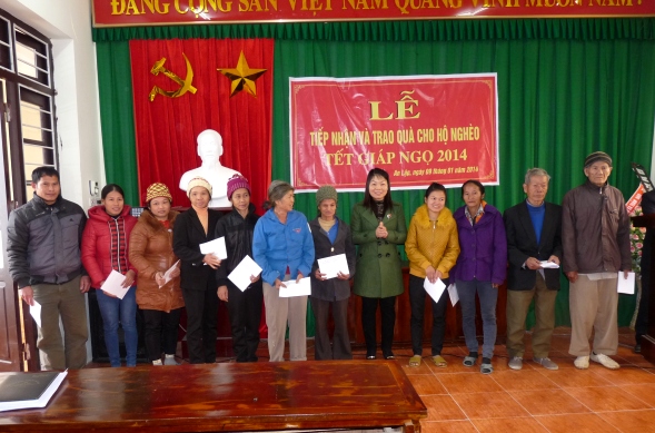 Đoàn đại biểu Quốc hội tỉnh Bắc Giang tặng quà tết cho hộ nghèo tại xã An Lập 