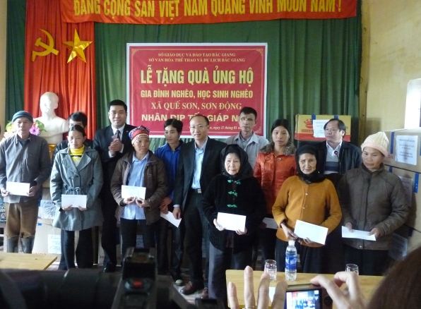 Sở GD – ĐT và Sở VH, TT&DL tỉnh: tặng quà tết cho 50 hộ nghèo xã Quế Sơn