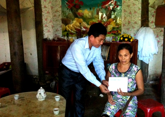 Phó Chủ tịch UBND huyện Nguyễn Việt Ước thăm và tặng quà gia đình có người thân bị tử vong do điện giật tại xã Vĩnh Khương