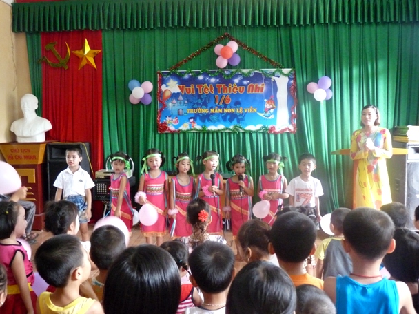 Lãnh đạo huyện tặng quà cho trẻ em nhân ngày Quốc tế thiếu nhi 1/6/2014