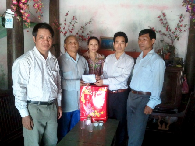 Chủ tịch UBND huyện Nguyễn Quang Ngạn tặng quà các gia đình chính sách