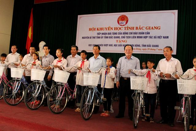 Đồng chí Đào Xuân Cần, Chủ tịch Liên minh HTX Việt Nam trao tặng xe đạp cho học sinh nghèo vượt khó, học giỏi huyện Sơn Động