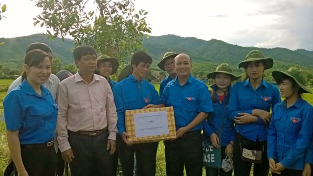 Huyện đoàn Sơn Động thăm tặng quà đội sinh viên tình nguyện