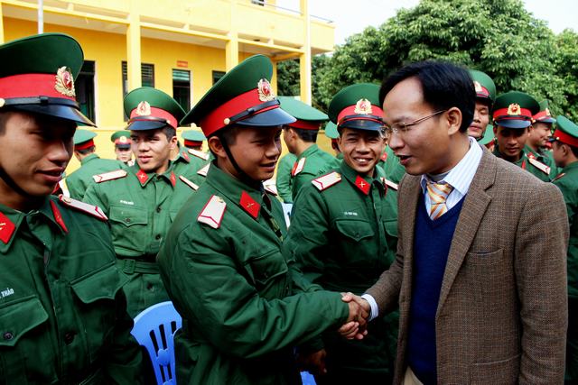 Phó Chủ tịch Phạm Văn Thịnh dự Lễ Tuyên thệ chiến sỹ mới tại  Trung đoàn 12- Sư đoàn 3 Quân Khu I