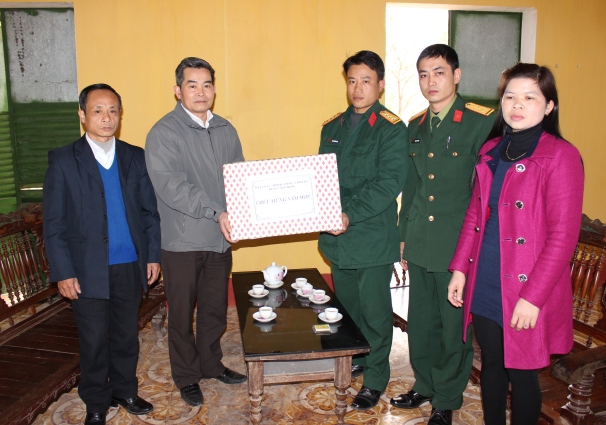 Đồng chí Hoàng Mi Ca, Phó Bí thư Thường trực Huyện ủy thăm, tặng quà tết các đơn vị trực tết